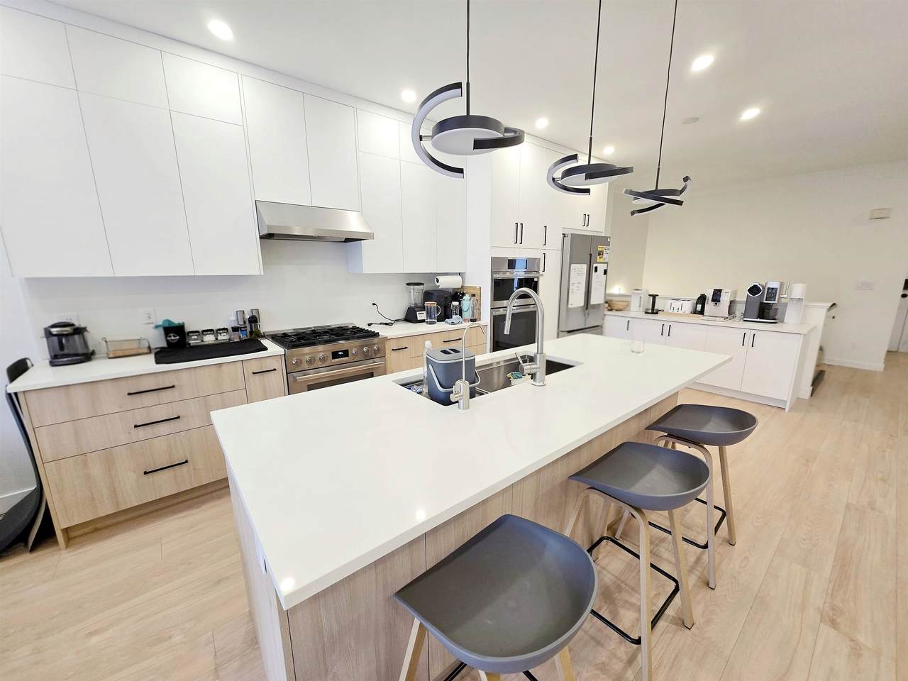 5201 Oakmount Crescent - Photo 1
