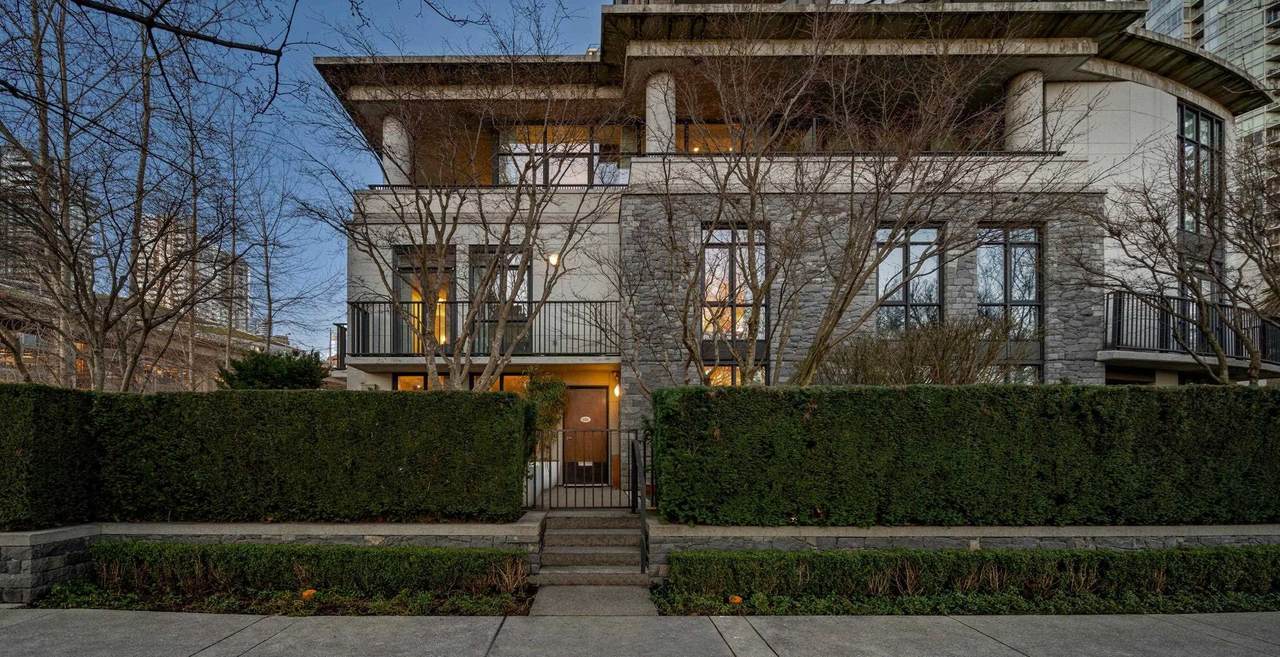 595 Beach Crescent - Photo 1
