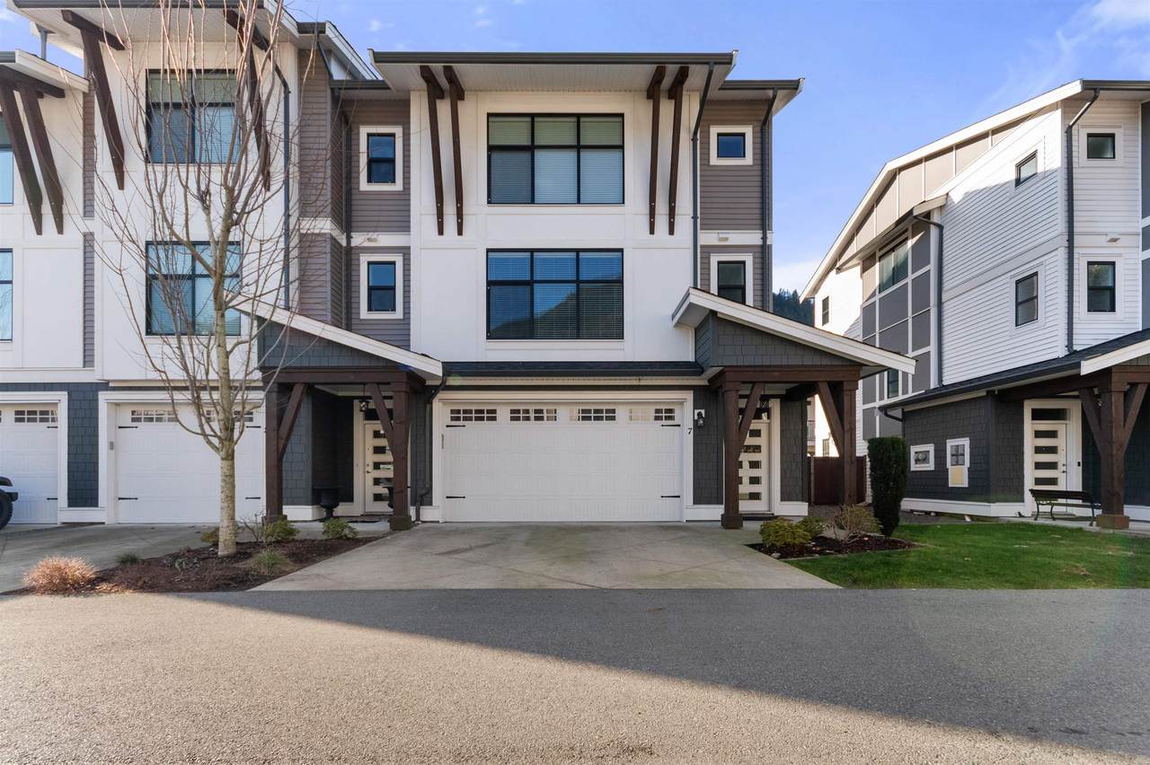 386 Pine Avenue - Photo 1