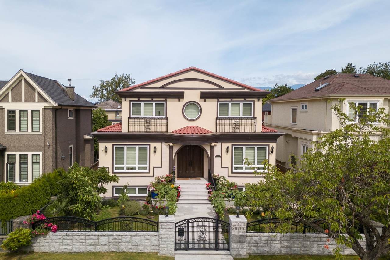 2507 King Edward Avenue - Photo 1