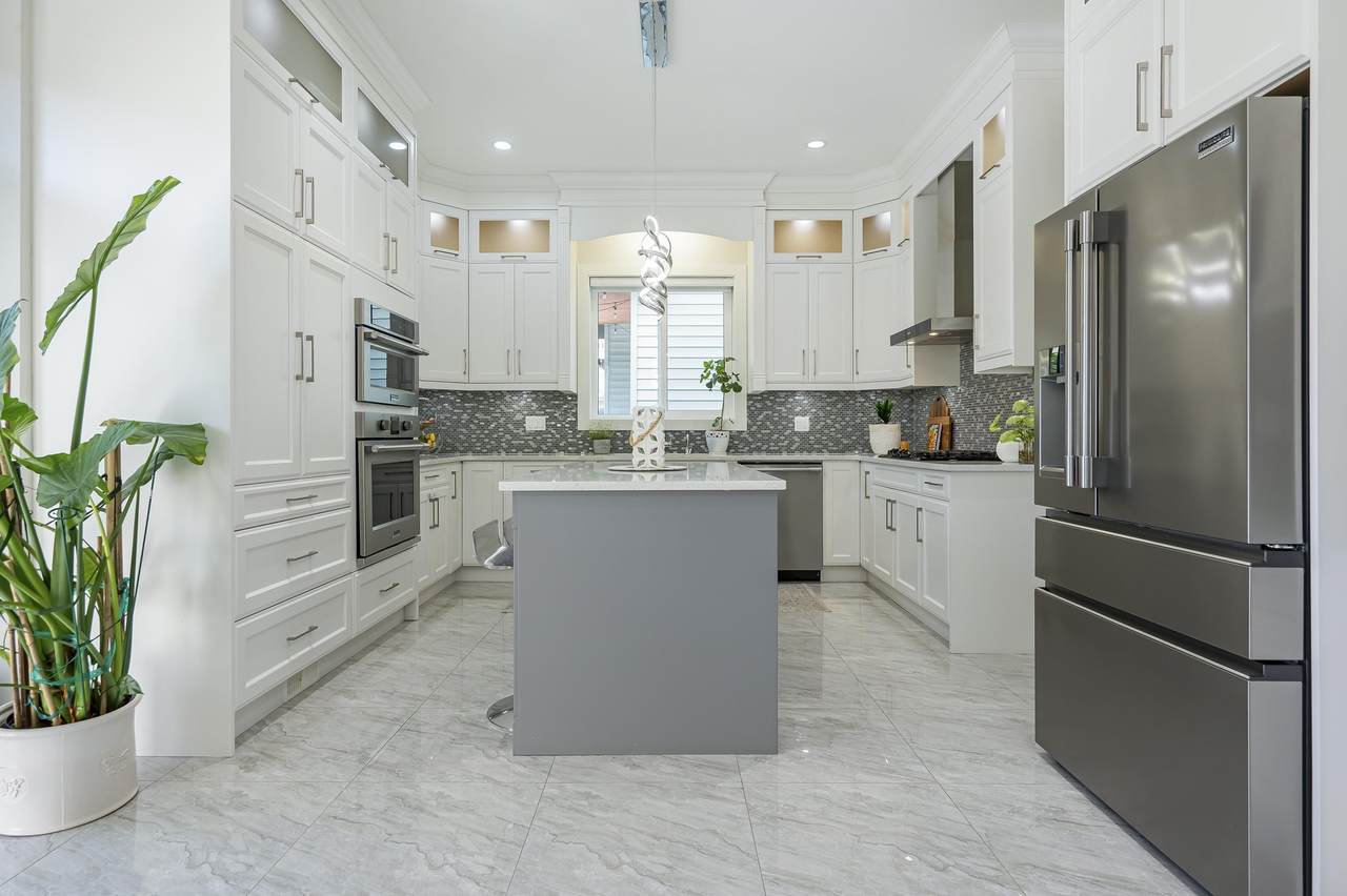 5876 139A Street - Photo 1