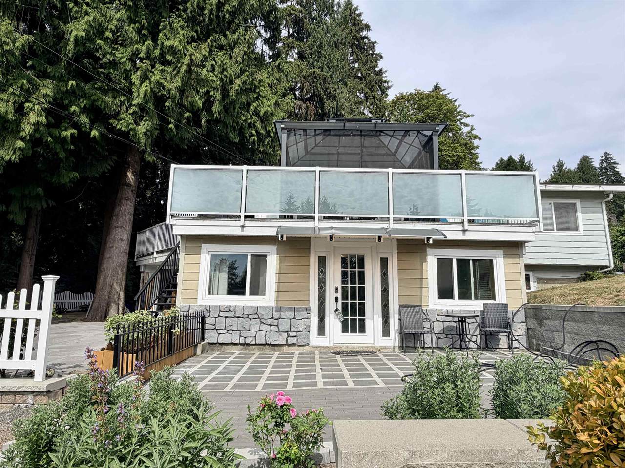 354 Seaforth Crescent - Photo 1