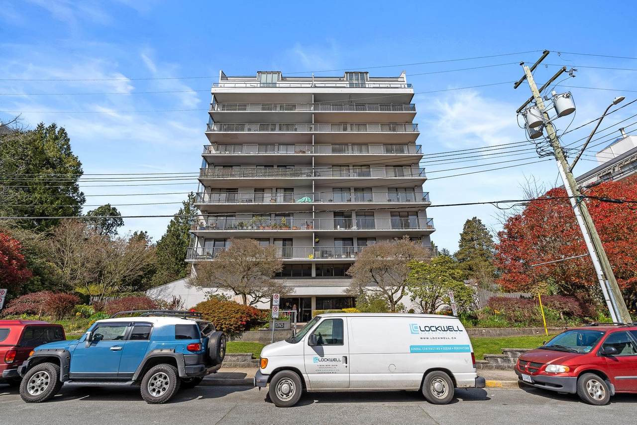 1745 Esquimalt Avenue - Photo 1