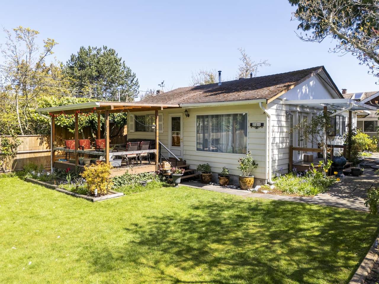 206 66A Street - Photo 1