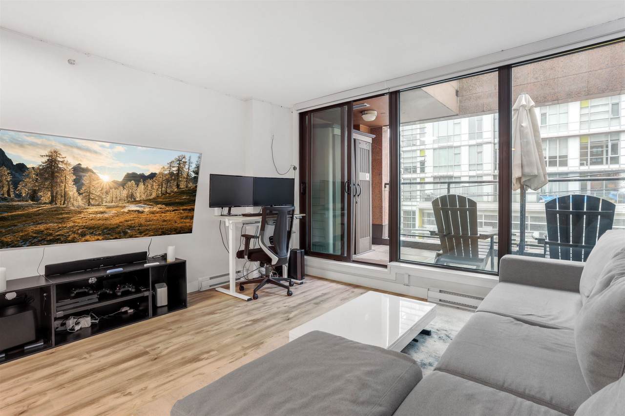 1189 Howe Street - Photo 1