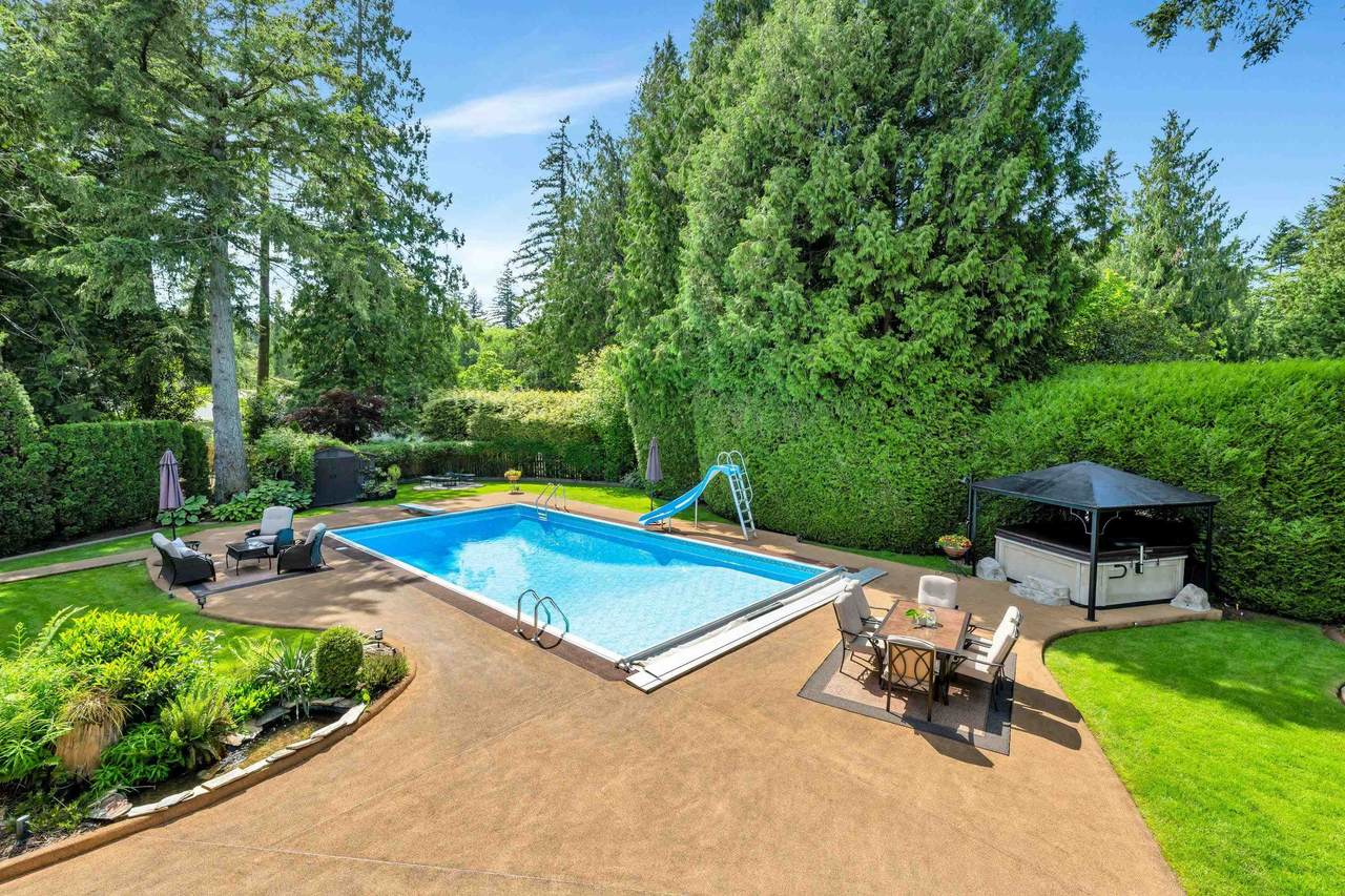 4547 Southridge Crescent - Photo 1