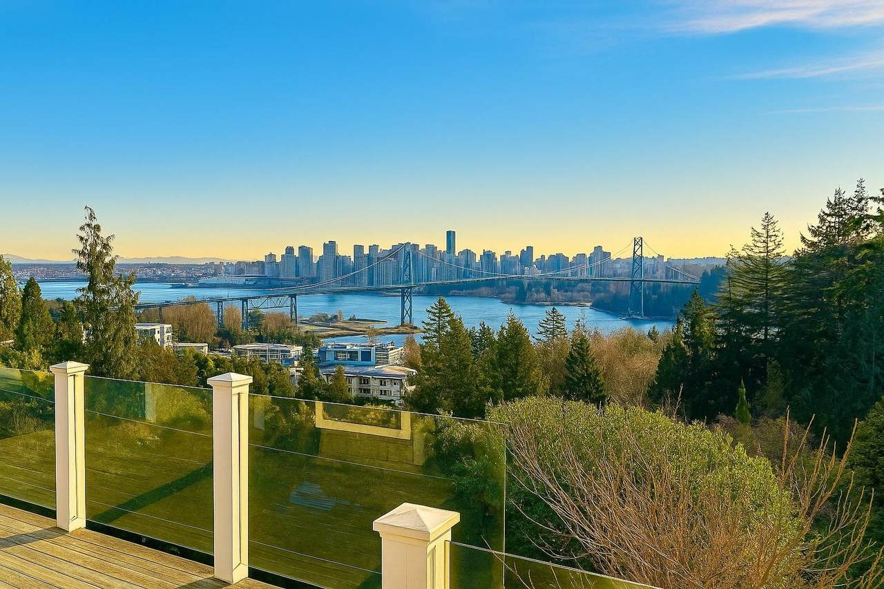 986 Esquimalt Avenue - Photo 1