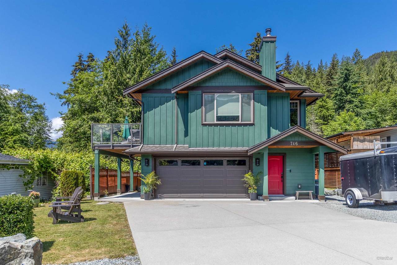 746 Upper Crescent - Photo 1