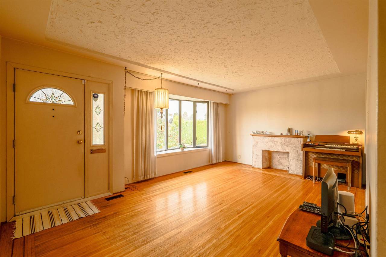 4638 Royal Oak Avenue - Photo 1