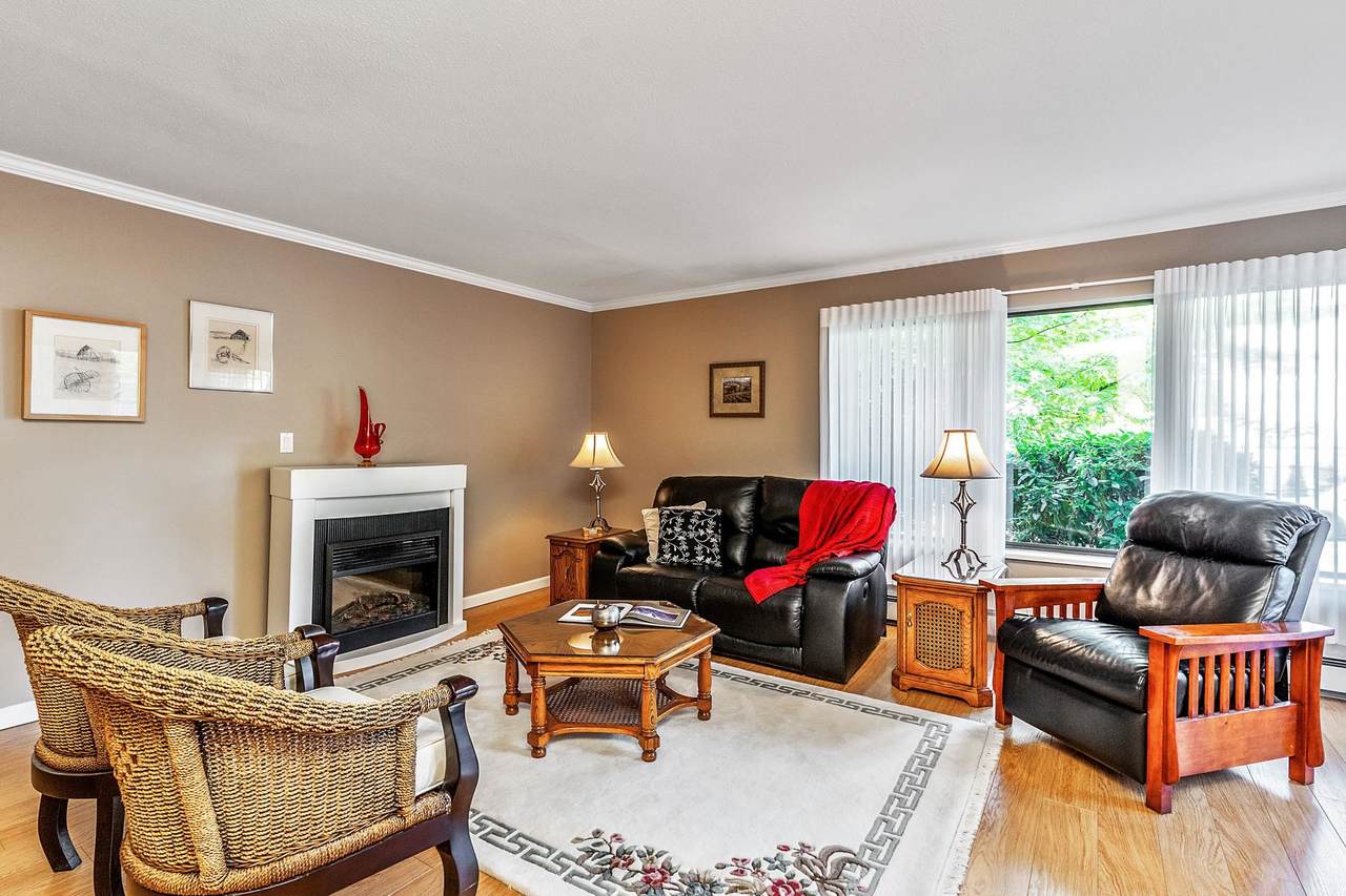 15270 17 Avenue - Photo 1