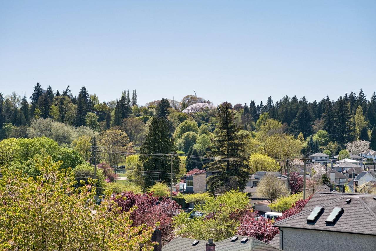 90 King Edward Avenue - Photo 1