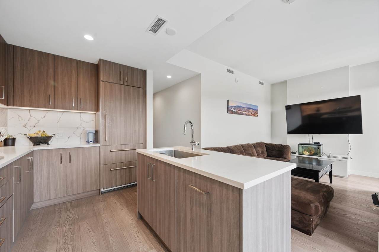 528 King Edward Avenue - Photo 1