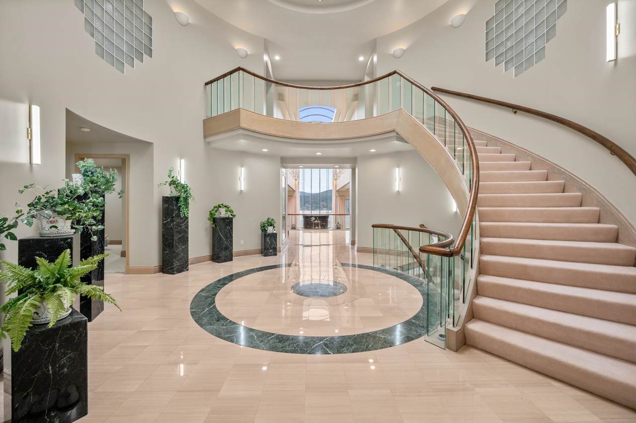 828 Beachview Drive - Photo 1