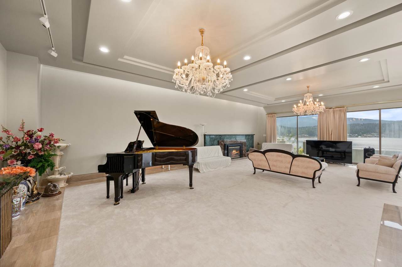 828 Beachview Drive - Photo 1