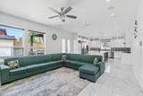 2077 Oakridge Crescent - Photo 16