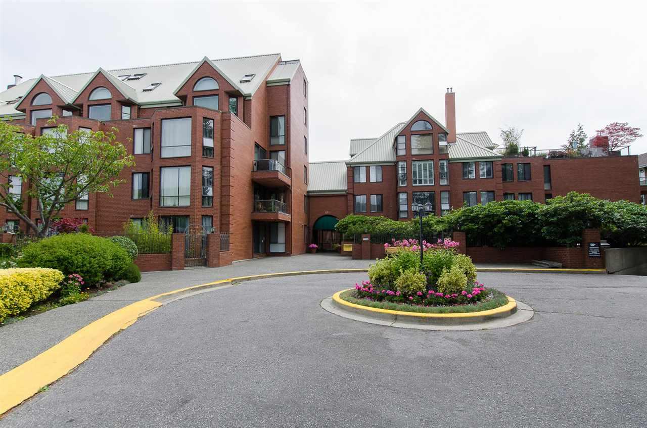 1350 View Crescent - Photo 1