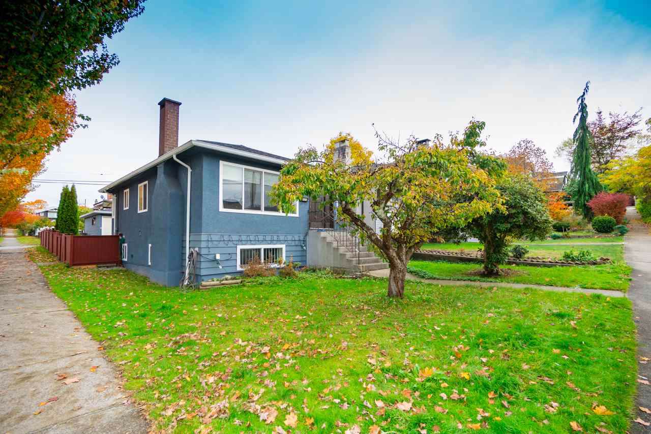908 Nootka Street - Photo 1