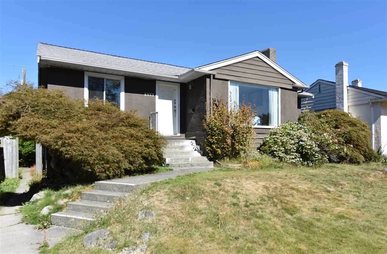 2557 King Edward Avenue - Photo 1