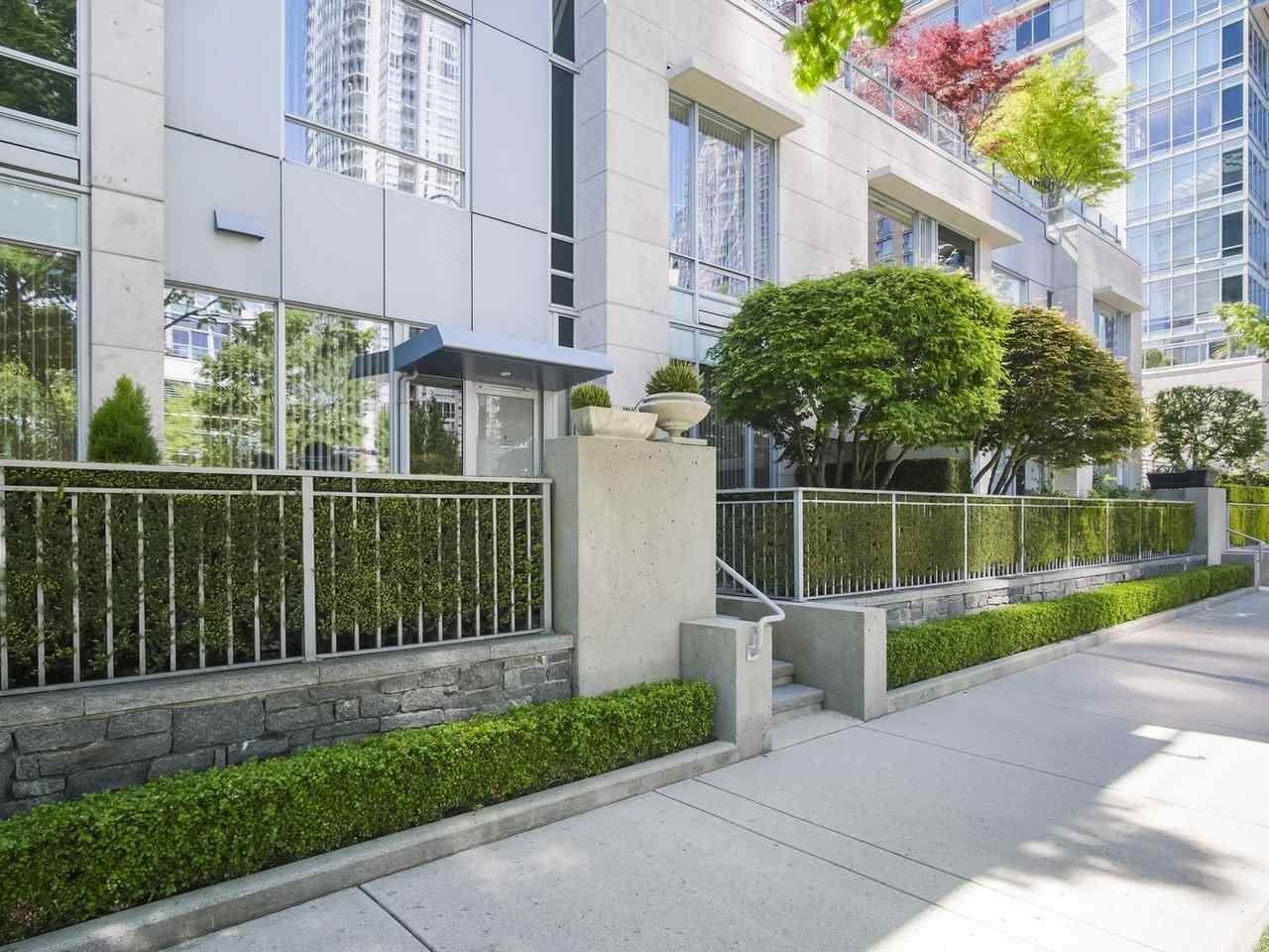410 Beach Crescent - Photo 1