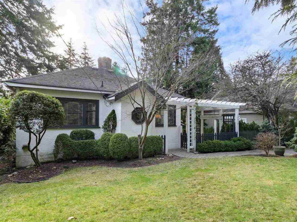 13474 16 Avenue - Photo 1