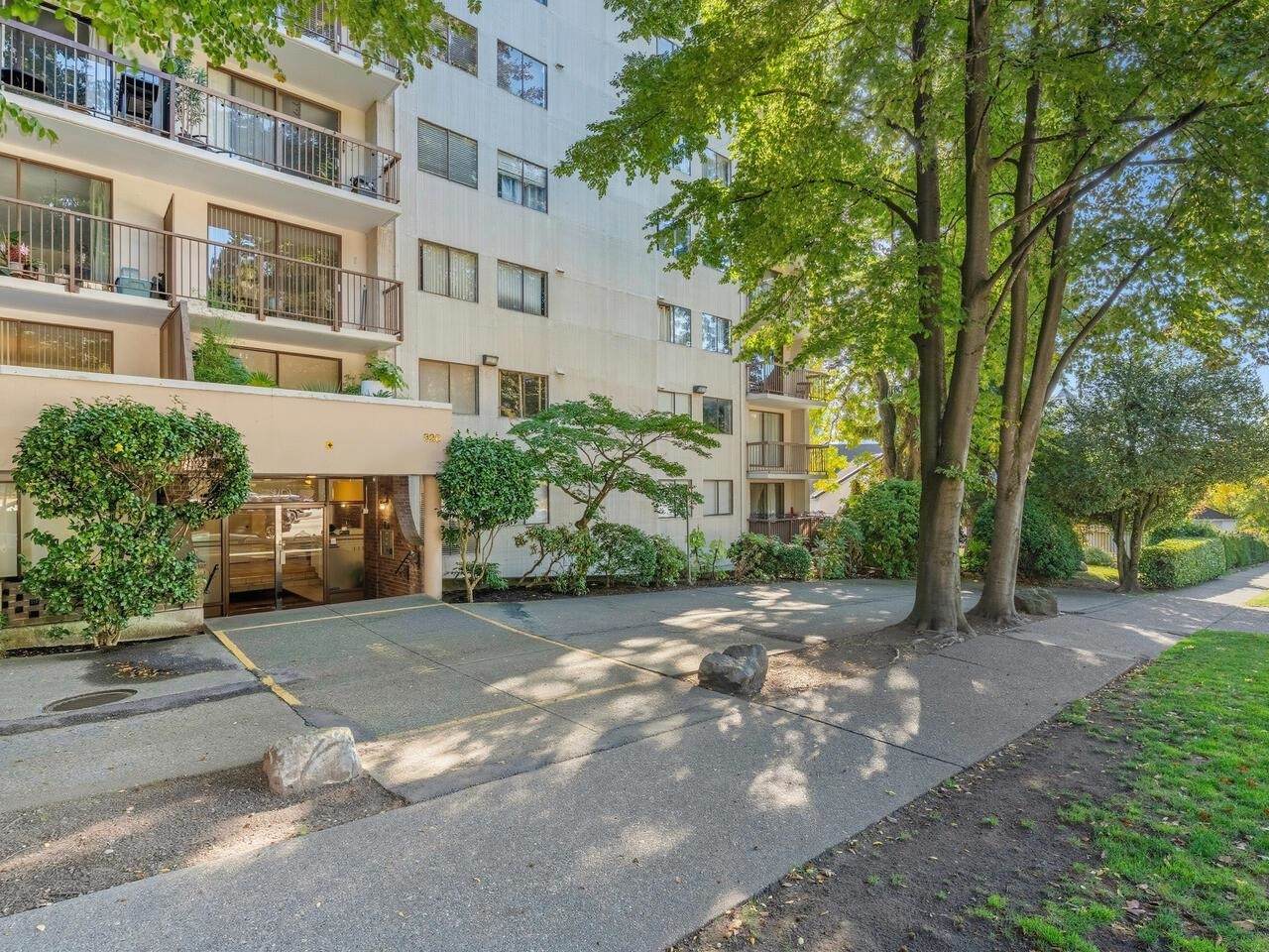 320 Royal Avenue - Photo 1