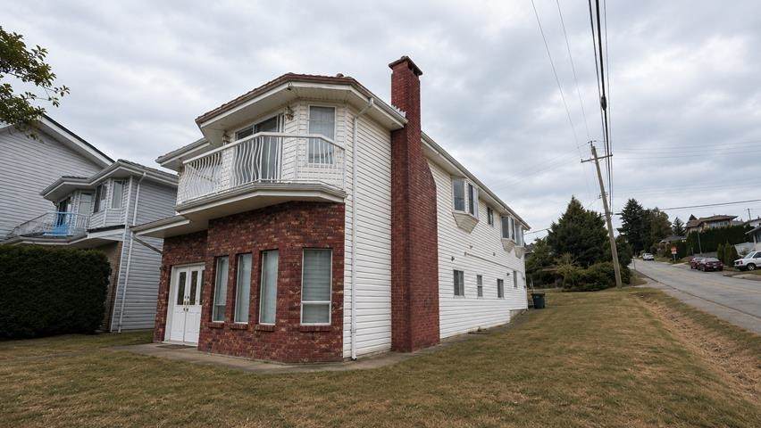 11 Stratford Avenue - Photo 1