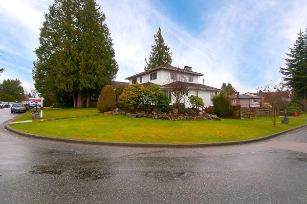 888 42ND Avenue - Photo 1