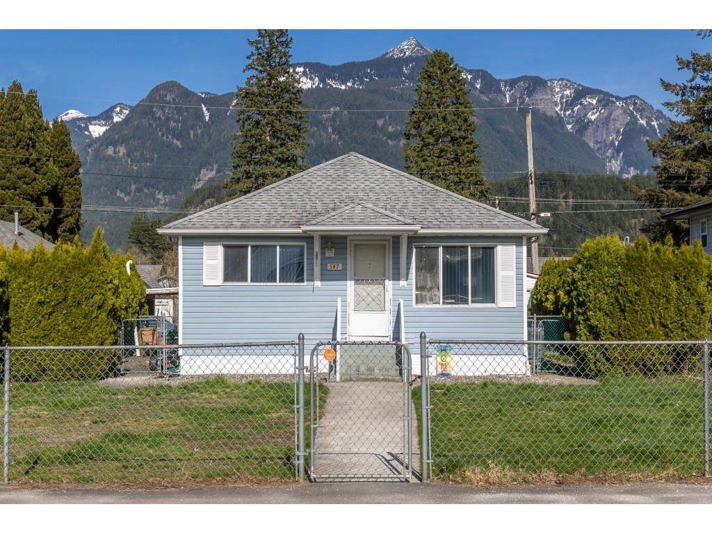 587 Hemlock Avenue - Photo 1
