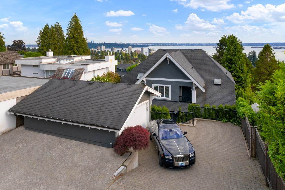2385 Ottawa Avenue - Photo 1