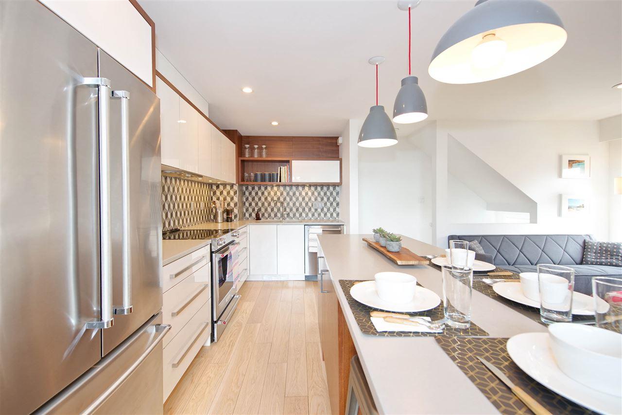 3229 Lonsdale Avenue - Photo 1
