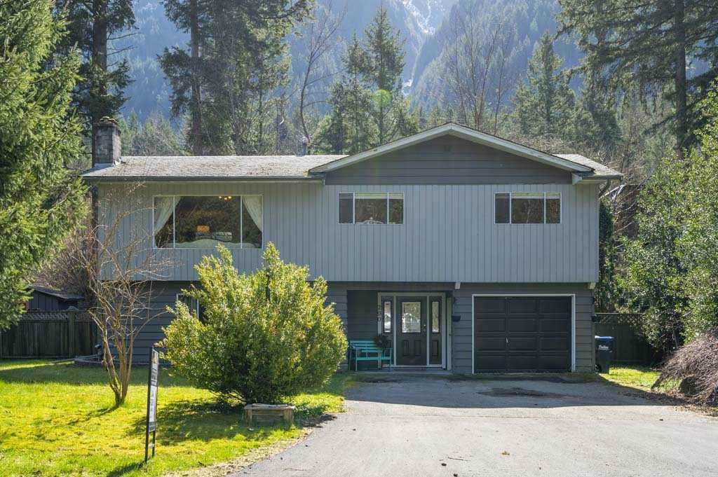 290 Robertson Crescent - Photo 1