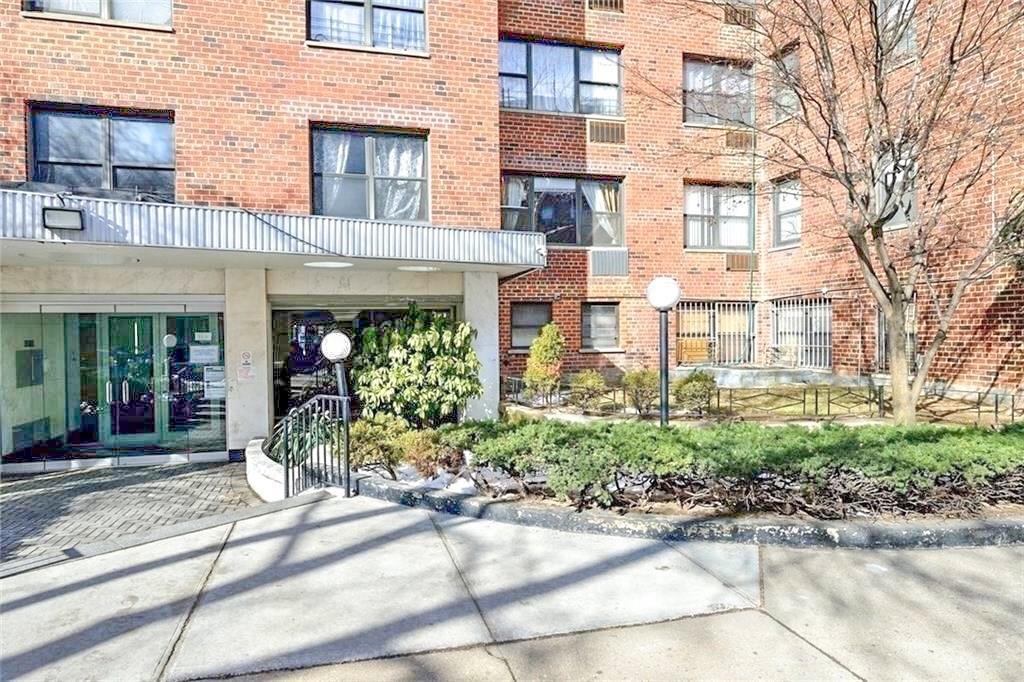 303 Beverley Road - Photo 1