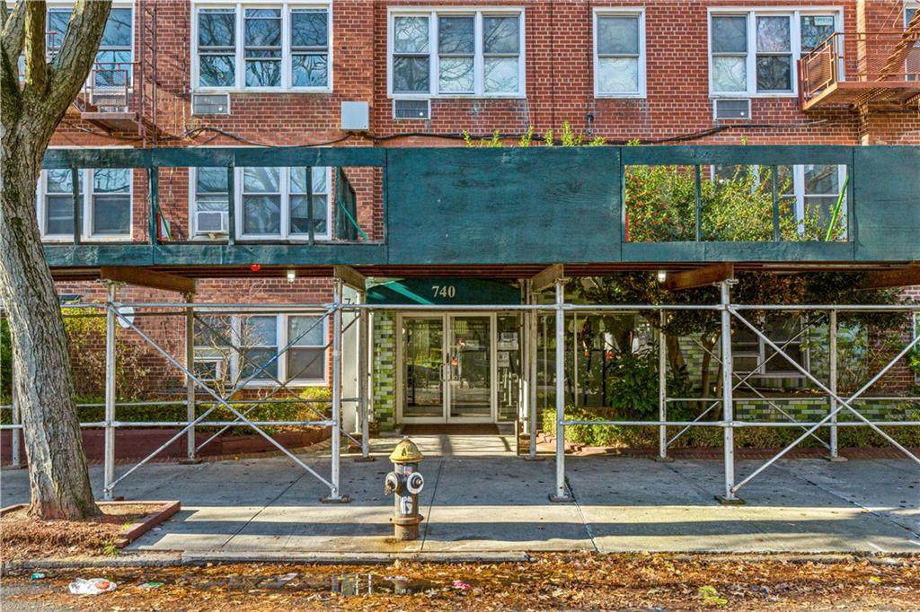 740 32nd Street - Photo 1