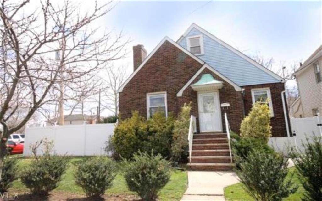 220 Hylan Boulevard - Photo 1
