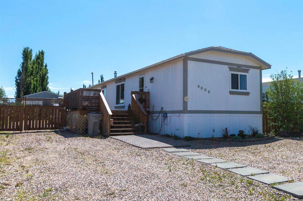 6009 54 Avenue Close - Photo 1