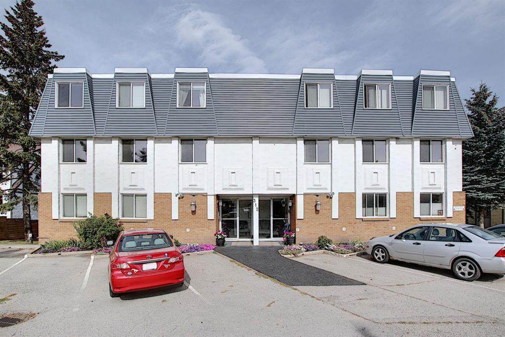 312 Cedar Crescent - Photo 1