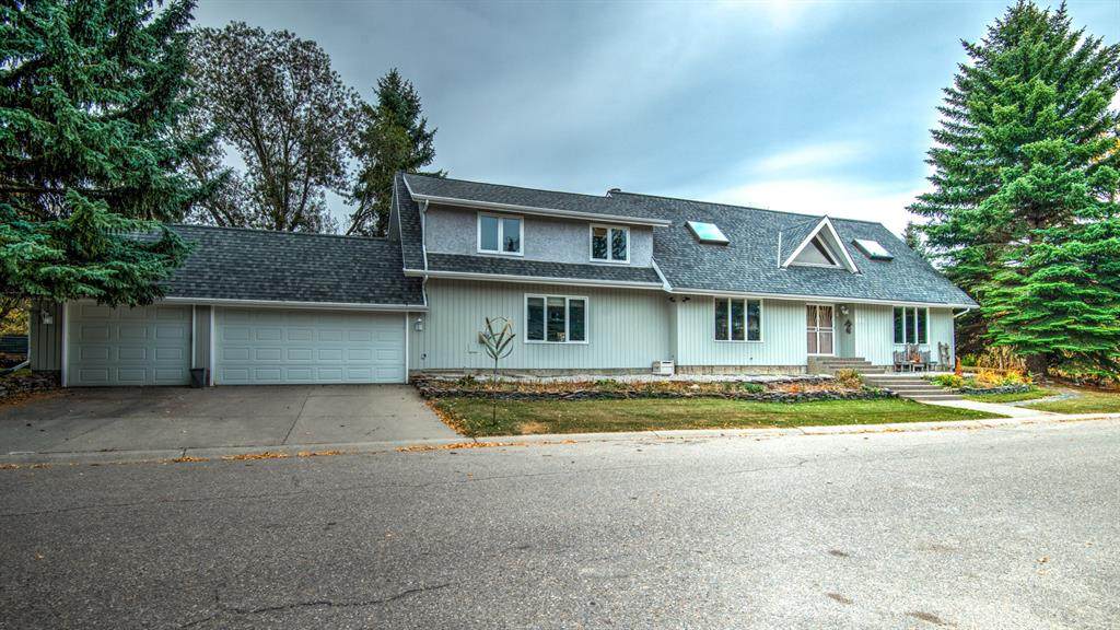 650 Varsity Estates Crescent - Photo 1
