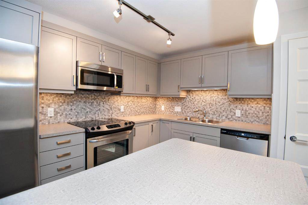 10 Market Boulevard - Photo 1