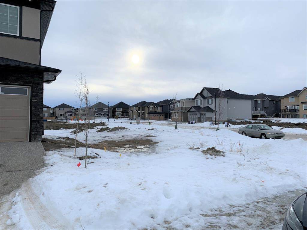 255 Kinniburgh Place - Photo 1