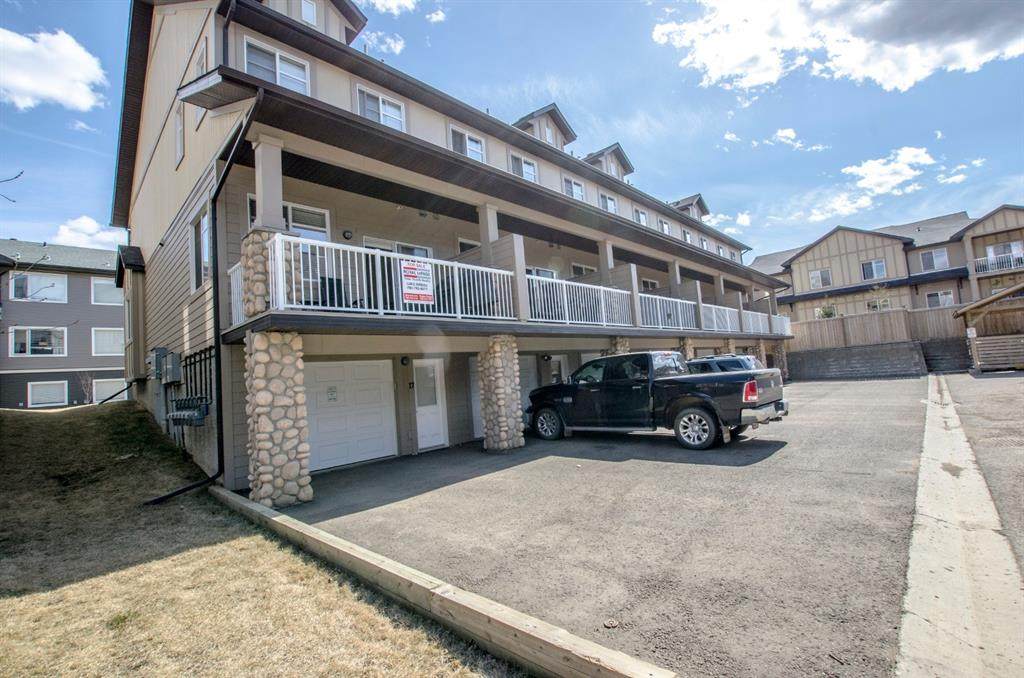 137 Fontaine Crescent - Photo 1