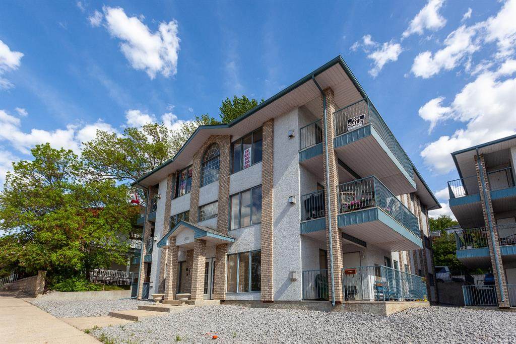 359 4 Street - Photo 1