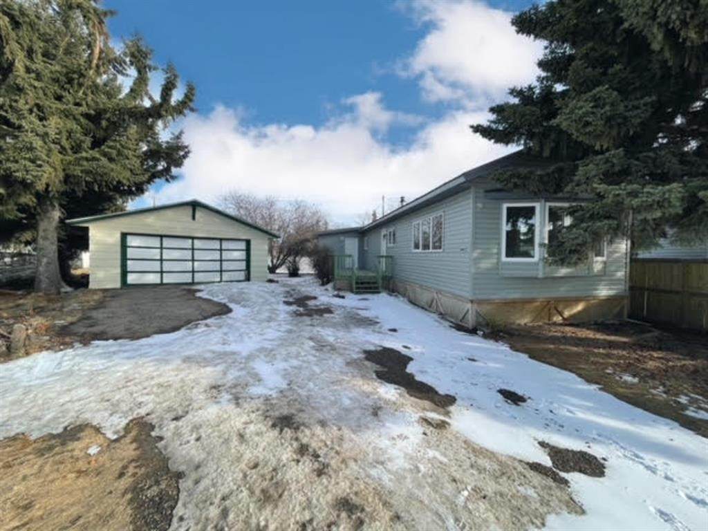 213 4 Street Crescent - Photo 1