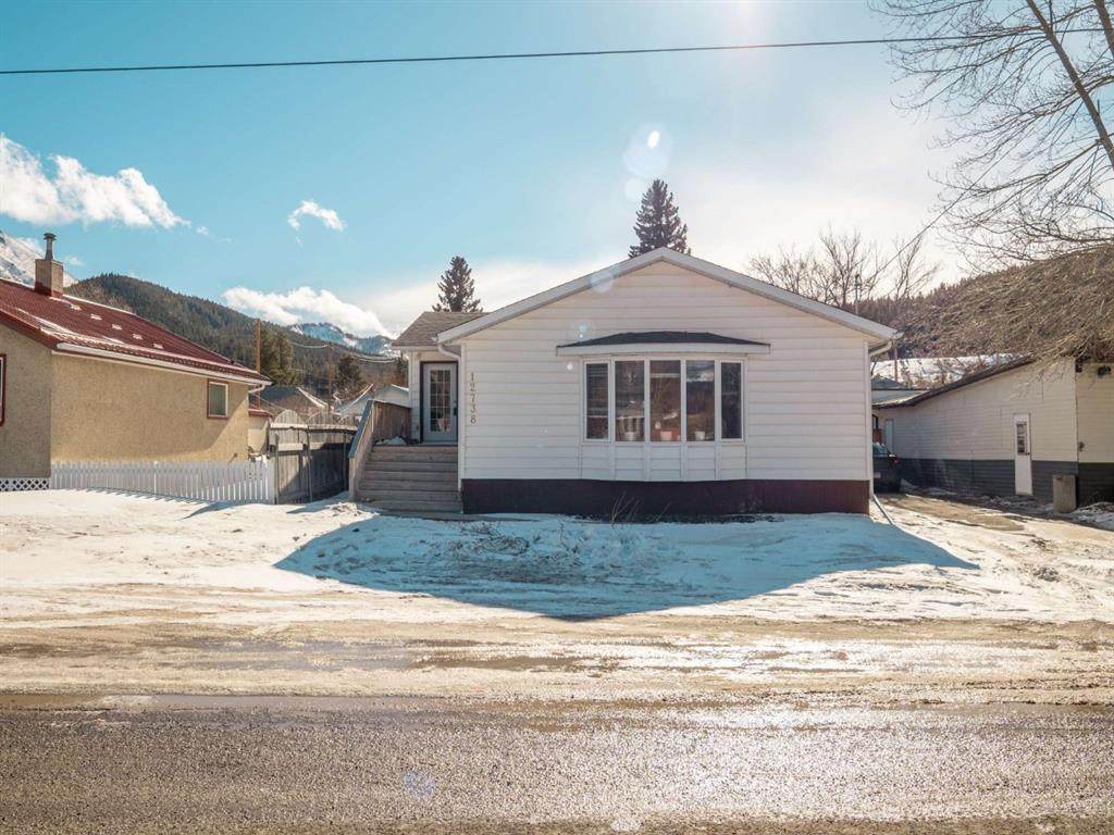 12738 19 Avenue - Photo 1