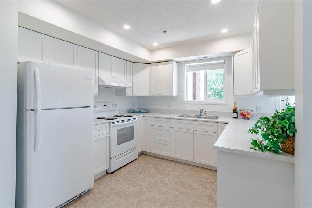 1818 Simcoe Boulevard - Photo 1