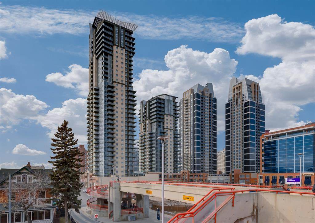 210 15 Avenue - Photo 1