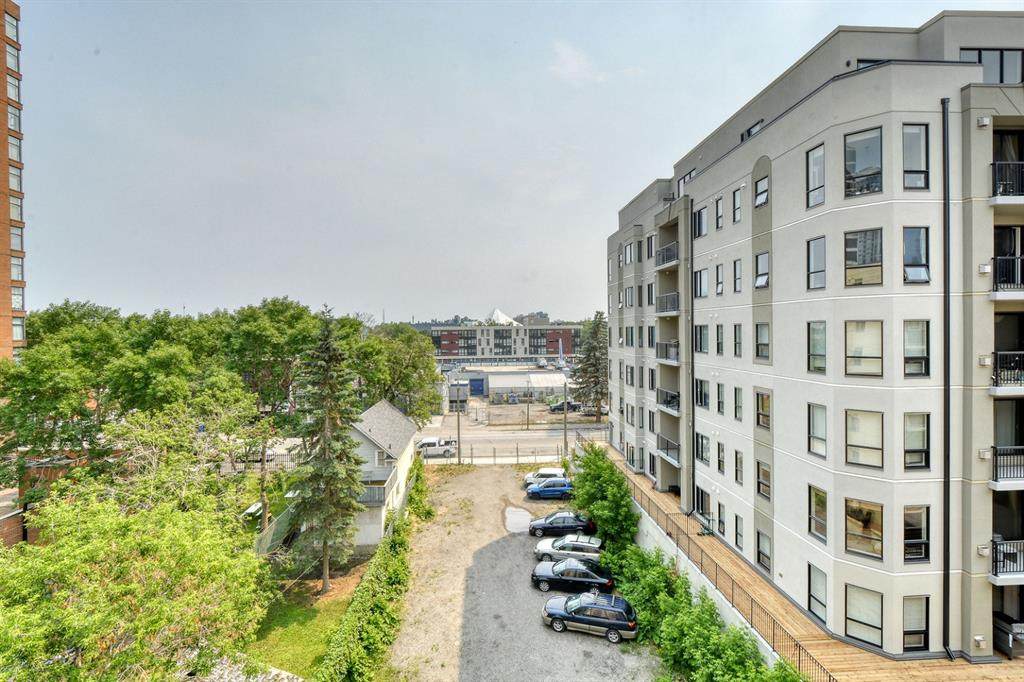 111 14 Avenue - Photo 1