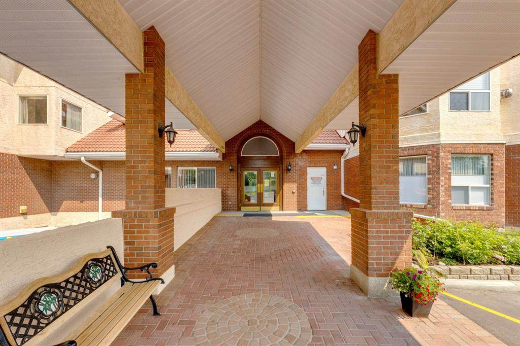 1818 Simcoe Boulevard - Photo 1