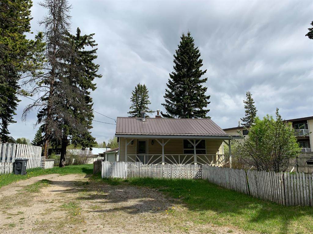 5027 60 Street - Photo 1