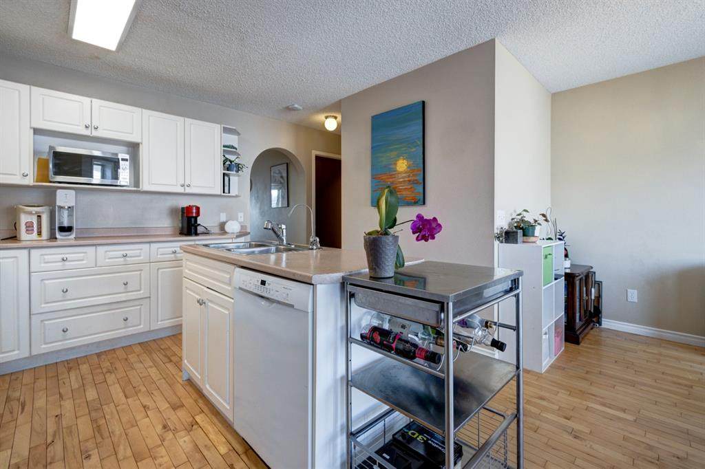 432 56 Avenue - Photo 1