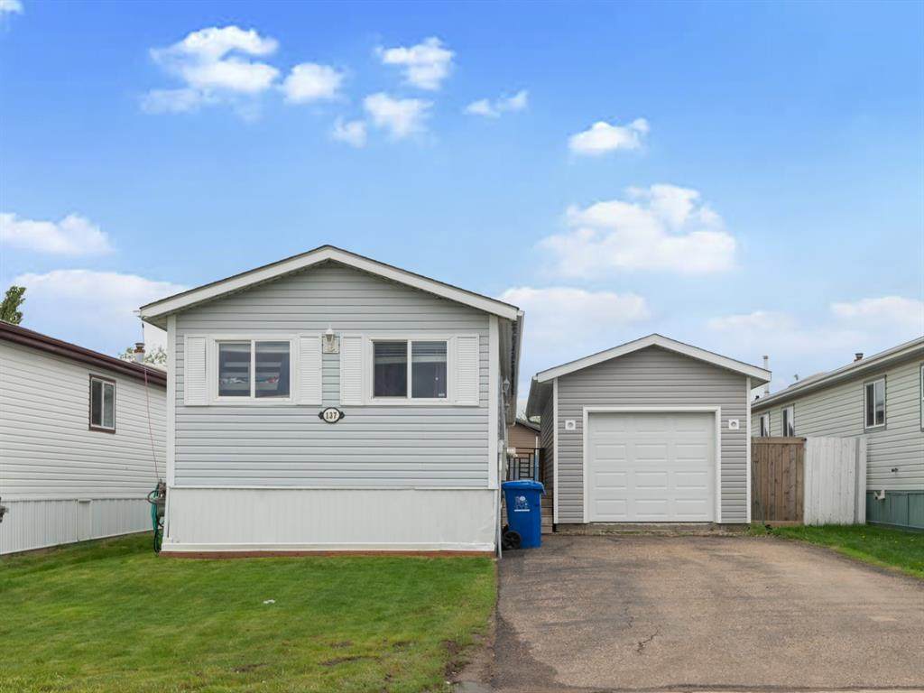 137 Hall Crescent - Photo 1